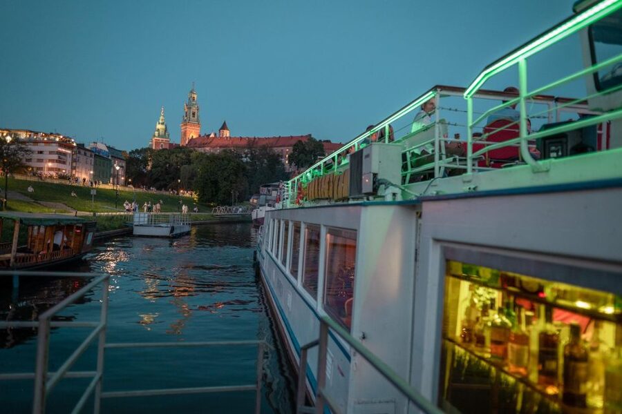Krakow: Evening Cruise with a Glass of Wine - Kazimierz, Podgórze, and the bridges