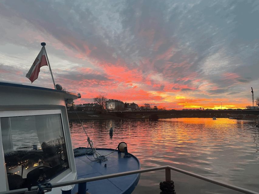 Krakow: Evening Cruise with a Glass of Wine - Staying warm and choosing the best seat