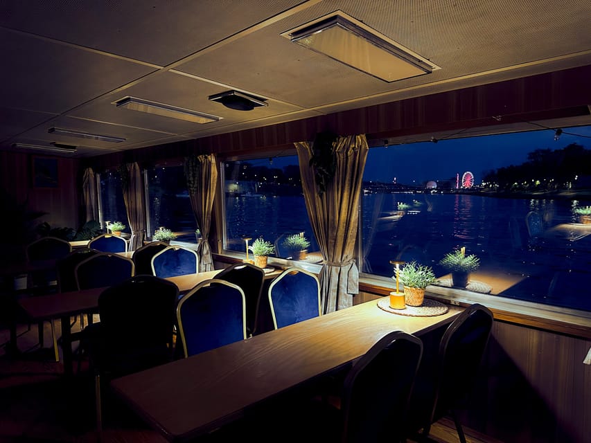 Kraków: Evening or Night River Cruise - Drinks, music, and the onboard mood