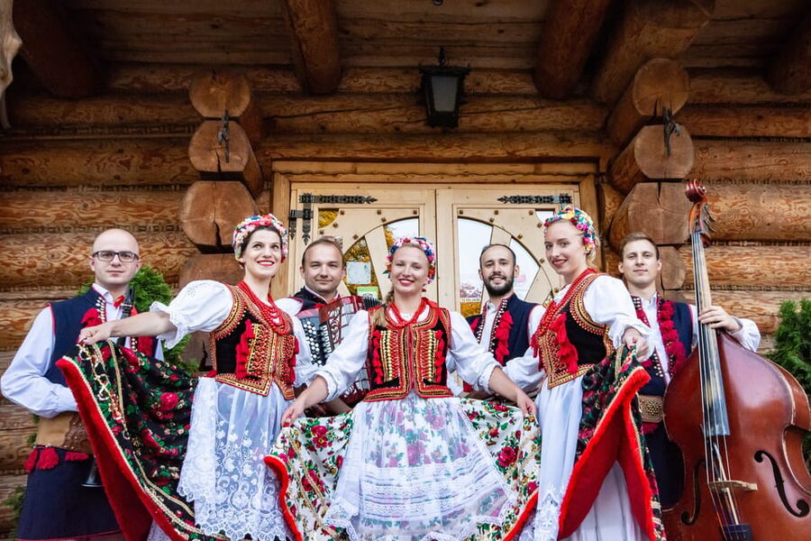 Krakow: Full Traditional Polish Dinner & Folk Show - The buffet is where the value builds