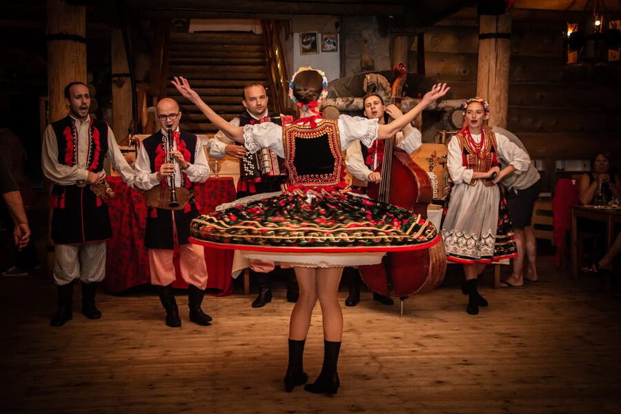 Krakow: Full Traditional Polish Dinner & Folk Show - Seating, timing, and the shared coach