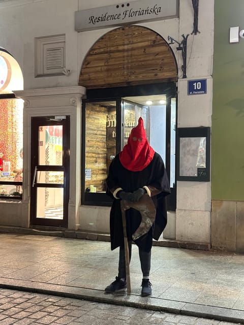 Kraków: Guided Tour of the Torture Museum - What the guide adds to the experience