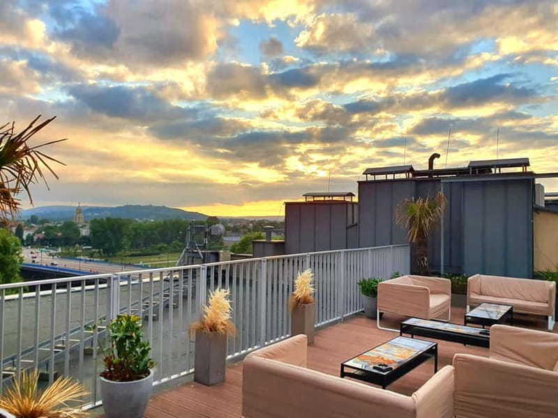 Krakow: Hidden Rooftop Bar Reservation with 1 Cocktail - The sixth-floor arrival and first view