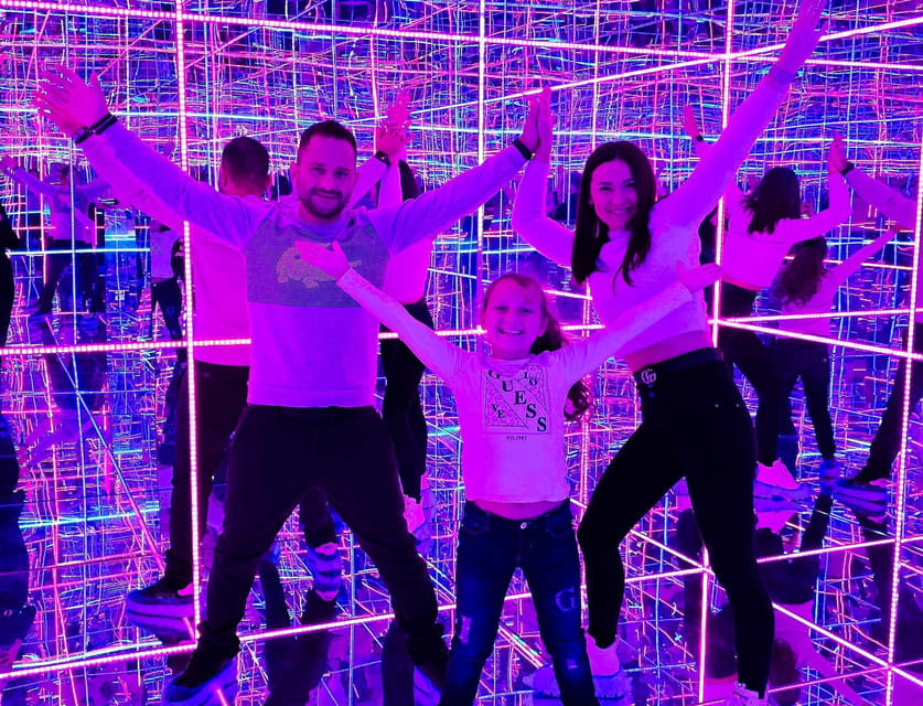 Krakow House Of Attractions: Guided Admission To attractions - Finding your way through the mirror maze