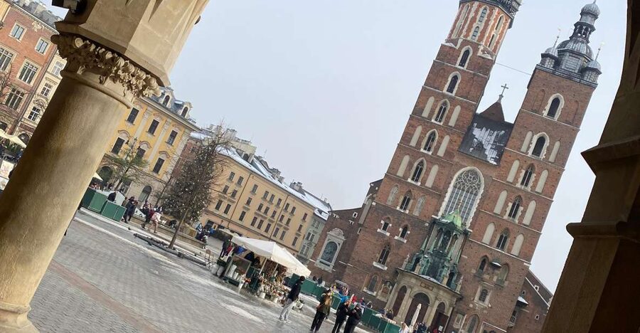 Kraków in a nutshell - walking tour - Main Market Square: Kraków’s grand starting point