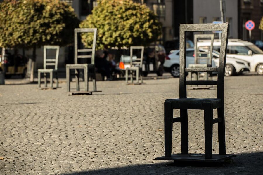 Krakow: Jewish Ghetto Walking Tour - Reading the remaining Ghetto Wall