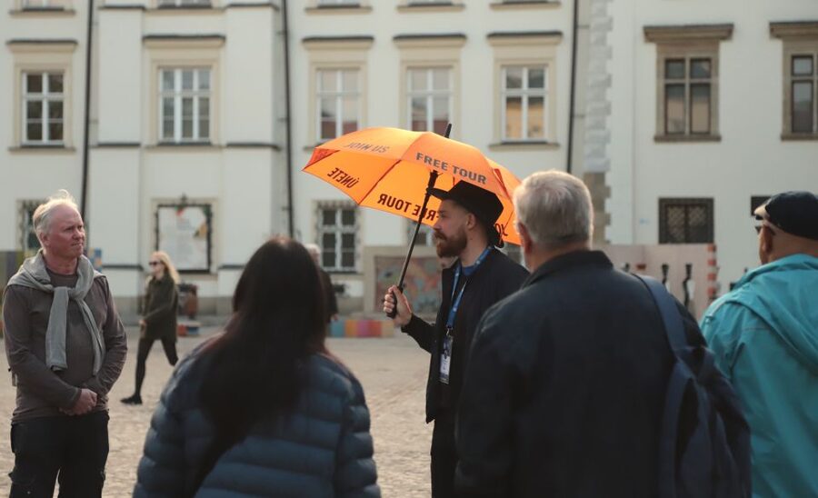 Krakow: Jewish Quarter and Former Ghetto Tour - Synagogues, customs, and the people of Kazimierz