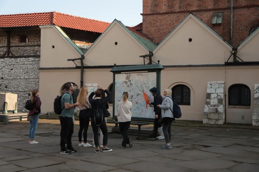 Krakow: Jewish Quarter and Former Ghetto Tour - Crossing into the former ghetto