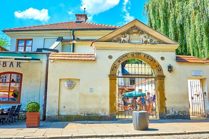 Krakow: Jewish Quarter Kazimierz & Schindler's Factory & Ghetto Guided Tour - The walk toward Schindler’s Factory