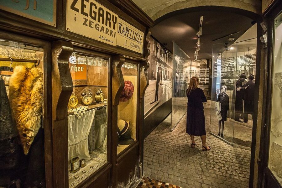 Krakow: Kazimierz by Golf Cart and Schindler's Factory Tour - Arriving at Schindler’s Factory Museum