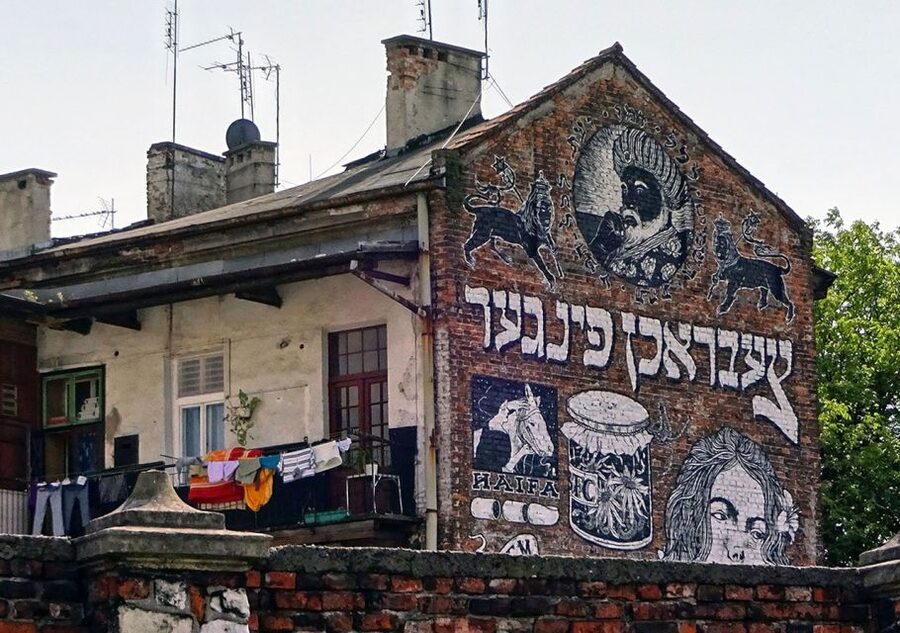 Krakow: Kazimierz District Jewish Heritage Tour - Corpus Christi Basilica and the Christian side of the story