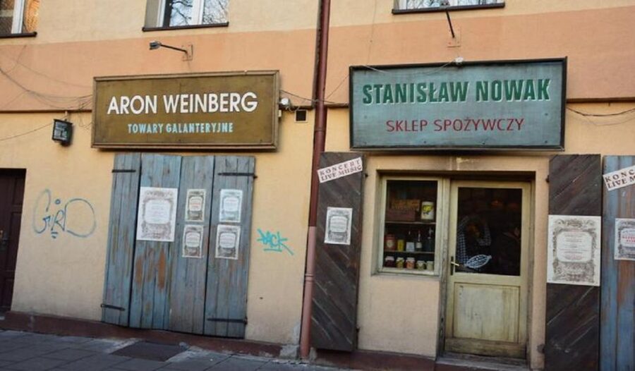 Krakow: Kazimierz Jewish District Private Guided Tour - Remu Synagogue and the old cemetery