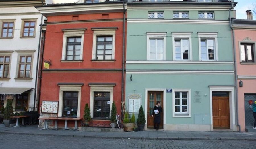 Krakow: Kazimierz Jewish District Private Guided Tour - Ghetto wall remains and the Holocaust story