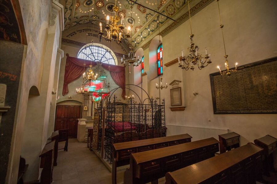 Krakow: Kazimierz Jewish Quarter Guided Walking Tour - Finding the seven synagogues and one cemetery