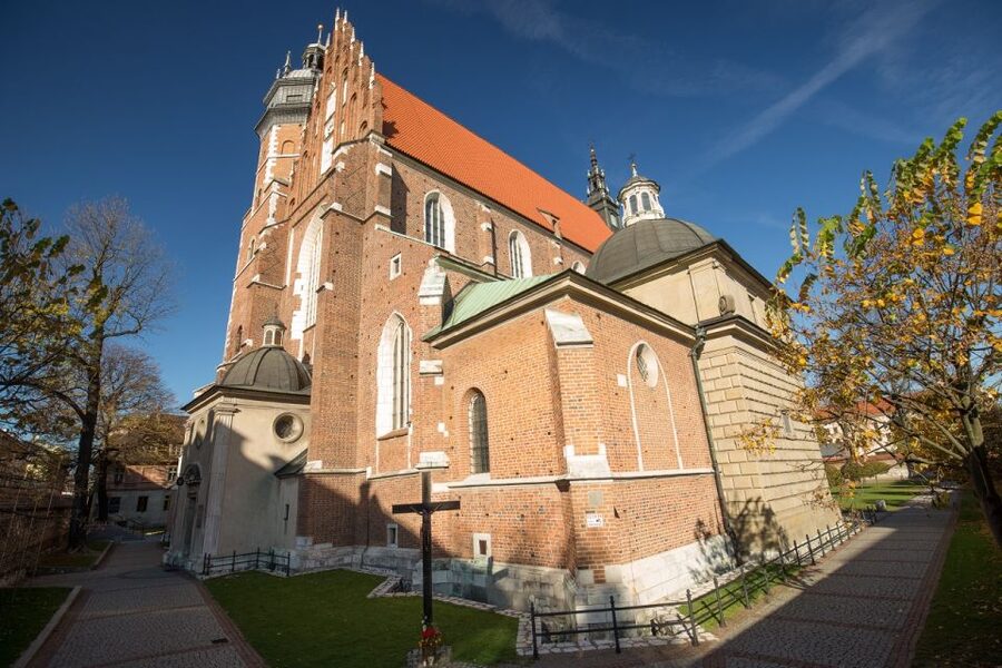 Krakow: Kazimierz Jewish Quarter Guided Walking Tour - From old walls to tenement houses