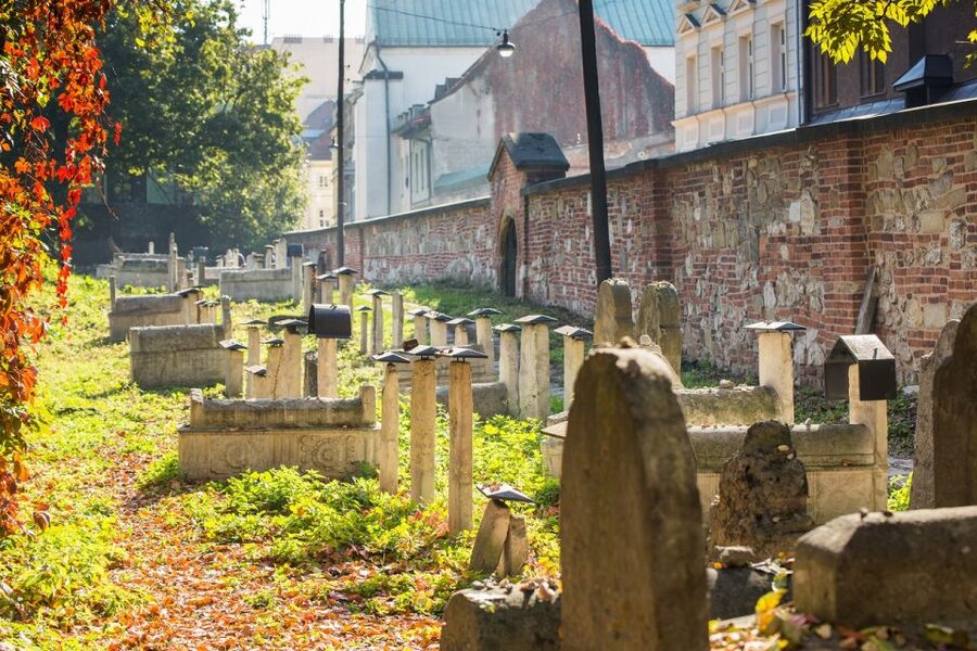Krakow: Kazimierz Jewish Quarter Guided Walking Tour - Arriving at Nowy Square