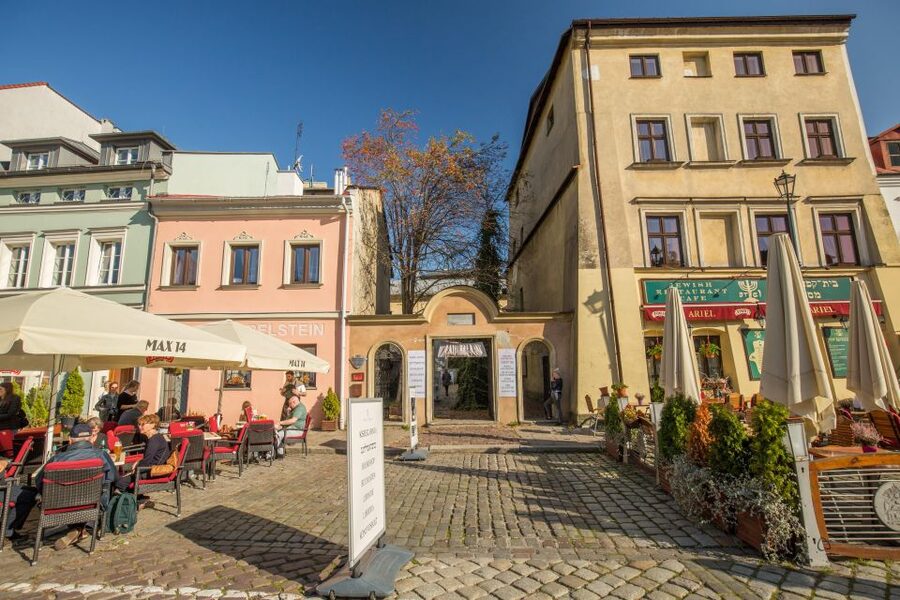 Krakow: Kazimierz Jewish Quarter Walking Tour - Remuh Synagogue and Cemetery: memory in a compact space