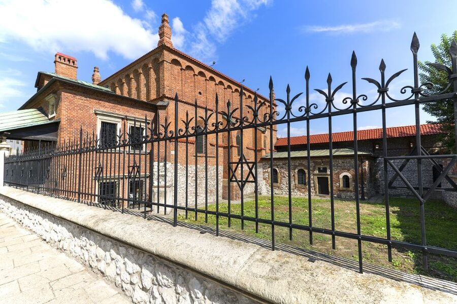 Krakow: Kazimierz Jewish Quarter Walking Tour - Kupa Synagogue and the story of community life