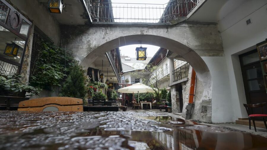 Krakow: Kazimierz Jewish Quarter Walking Tour - The guides make or break the experience