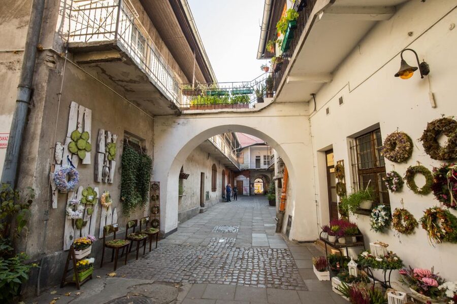 Krakow: Kazimierz Jewish Quarter Walking Tour - Starting at Szeroka Street and the Old Synagogue