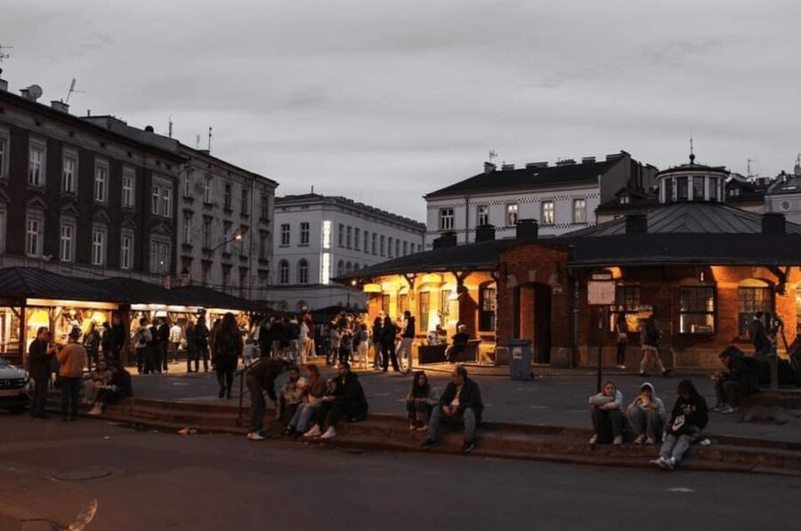 Krakow: Kazimierze Jewish History Tour. Italian - Churches, synagogues, and shared city space