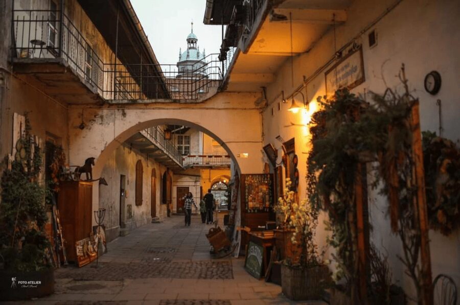Krakow: Kazimierze Jewish History Tour. Italian - Szeroka Street and the old Jewish city