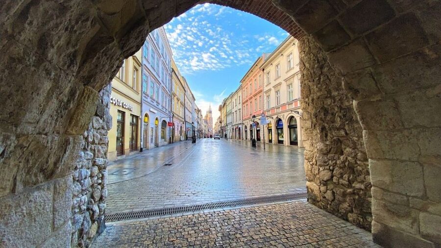 Krakow: Old Town Audioguided walking Tour - Why this inexpensive tour works well in Krakow