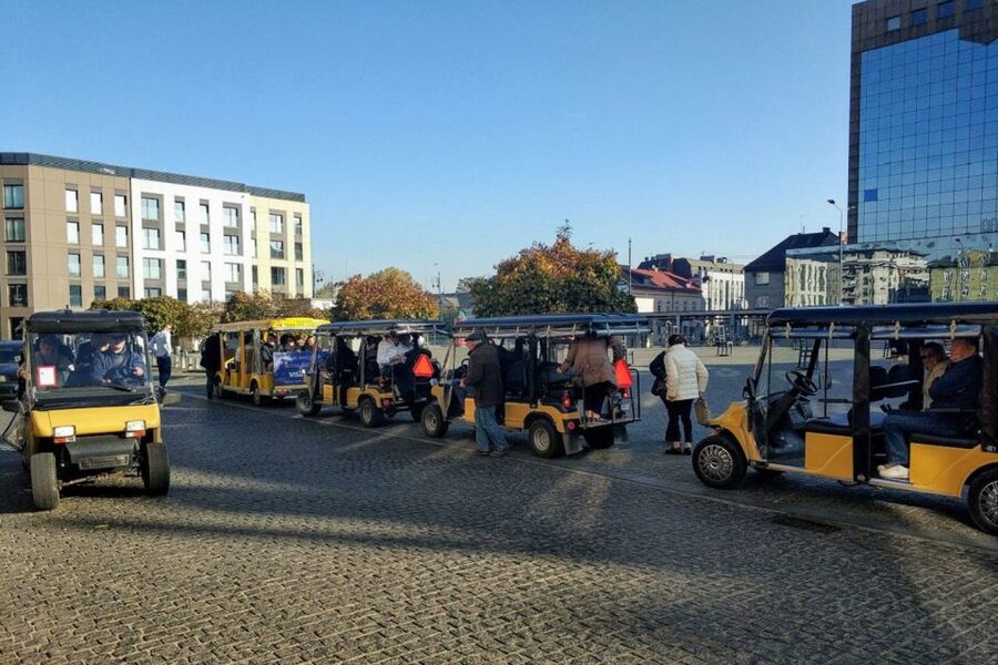 Krakow: Old Town, Ghetto, and Kazimierz Golf Cart Tour - Audio guide, languages, and the guide’s personal touch