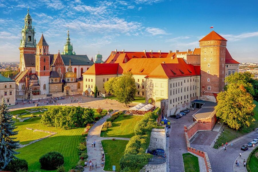 Krakow: Old Town Guided Walking Tour - Reaching Wawel Hill and the royal castle