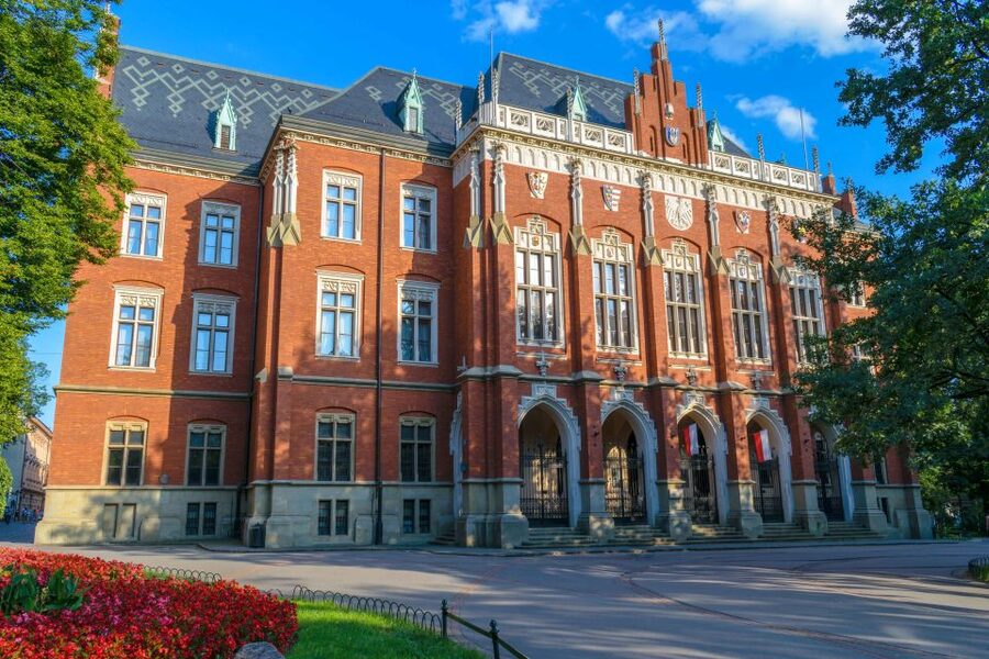 Krakow: Old Town Guided Walking Tour - Practical details that affect your decision