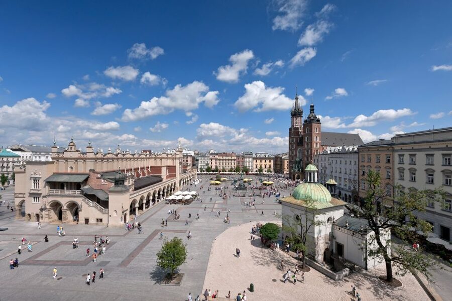 Krakow: Old Town Private Guided Walking Tour - What the four-hour format feels like