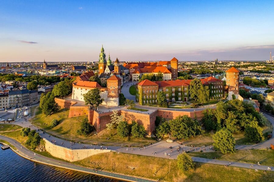 Krakow: Old Town "Royal Route" Walking Tour - Inside St. Mary’s Basilica and the hourly bugle call
