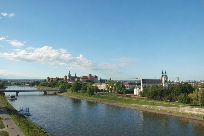 Krakow: Old Town Sightseeing by Golf Cart and Wawel Castle Guided Tour - The Cloth Hall and the old commercial center