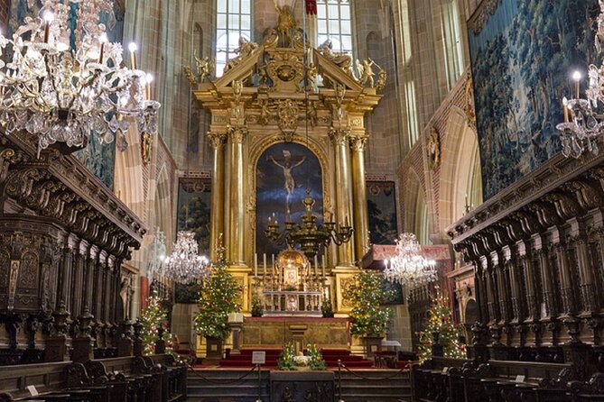 Krakow: Old Town Sightseeing by Golf Cart and Wawel Castle Guided Tour - Wawel Hill, the heart of Polish power