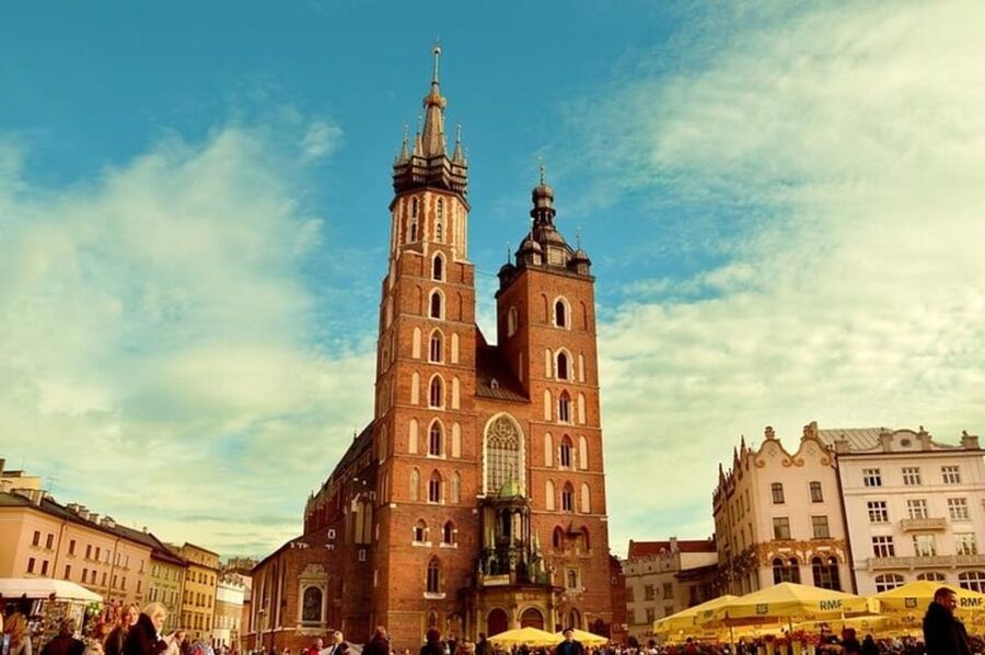 Krakow : Old Town Walking Tour With A guide - Town Hall Tower and the shape of the Main Square