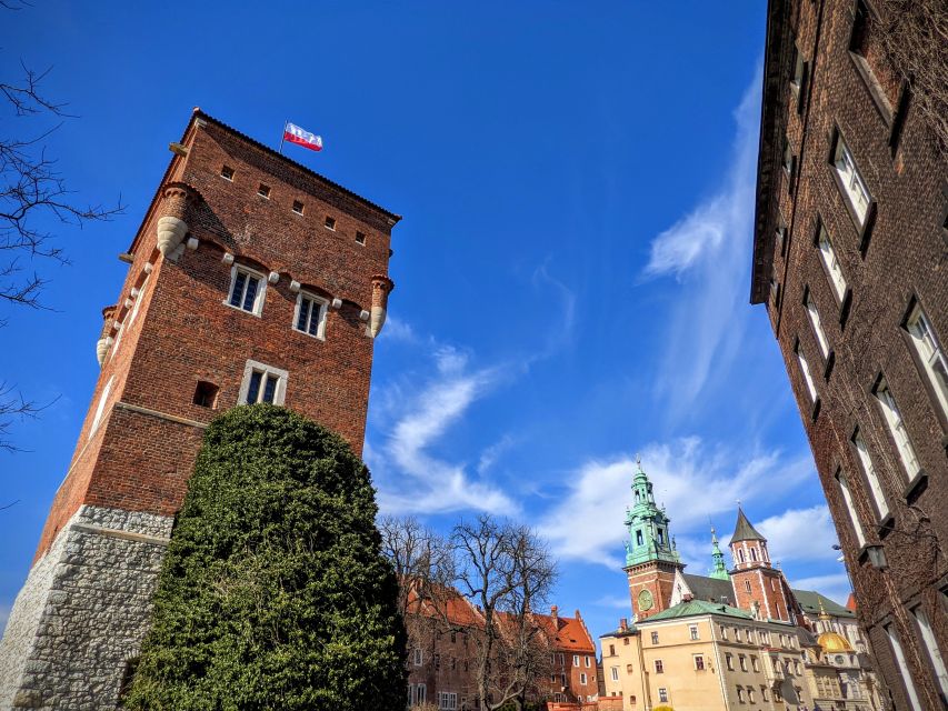 Kraków: Old Town & Wawel Castle Walking Tour in English - Key points at a glance