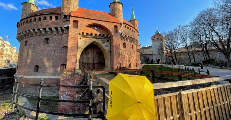 Kraków: Old Town & Wawel Castle Walking Tour in English - Starting between Kraków’s medieval gates