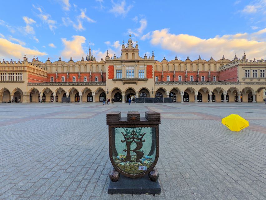 Kraków: Old Town & Wawel Castle Walking Tour in English - Meeting the Wawel Dragon