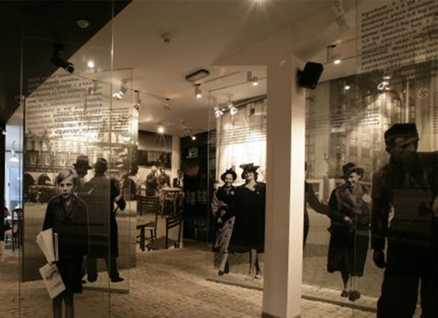 Krakow: Oskar Schindler's Factory Guided Tour&Pickup Options - Meeting your guide outside the museum entrance