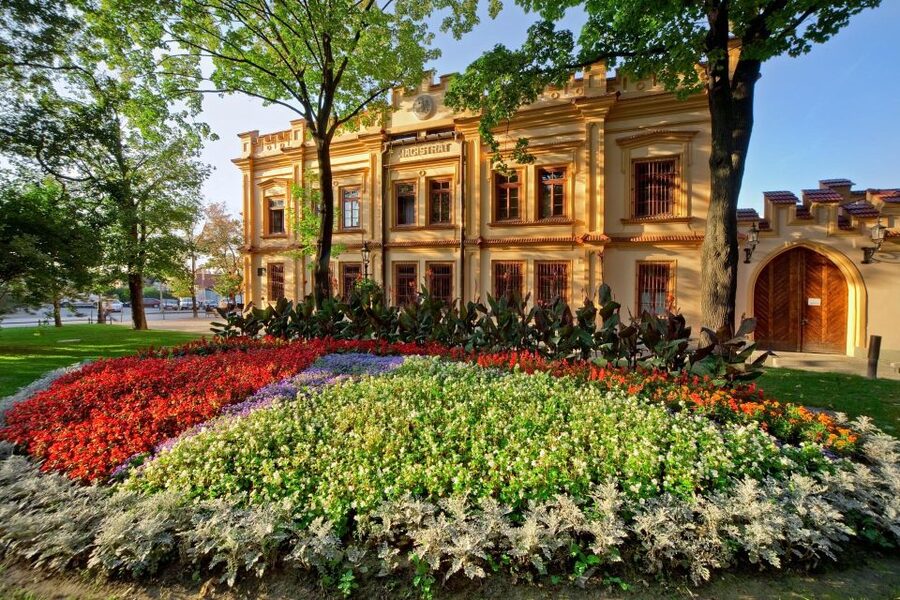 Krakow: Oskar Schindler’s Factory Private 2 or 4-Hour Tour - The four-hour option adds Kazimierz