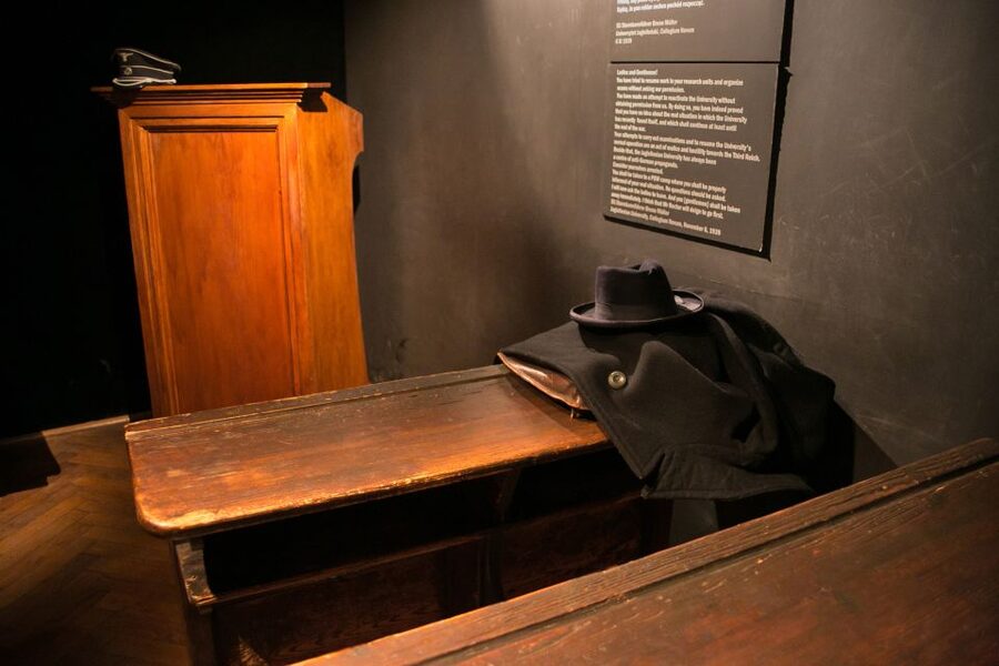 Kraków: Oskar Schindler's Factory Tour and Admission Ticket - What a strong guide adds in 90 minutes