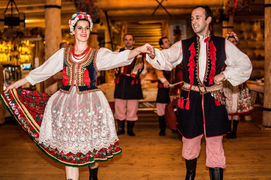 Krakow: Polish Folk Night with Dinner and Unlimited Drinks - The folk performance brings the room to life