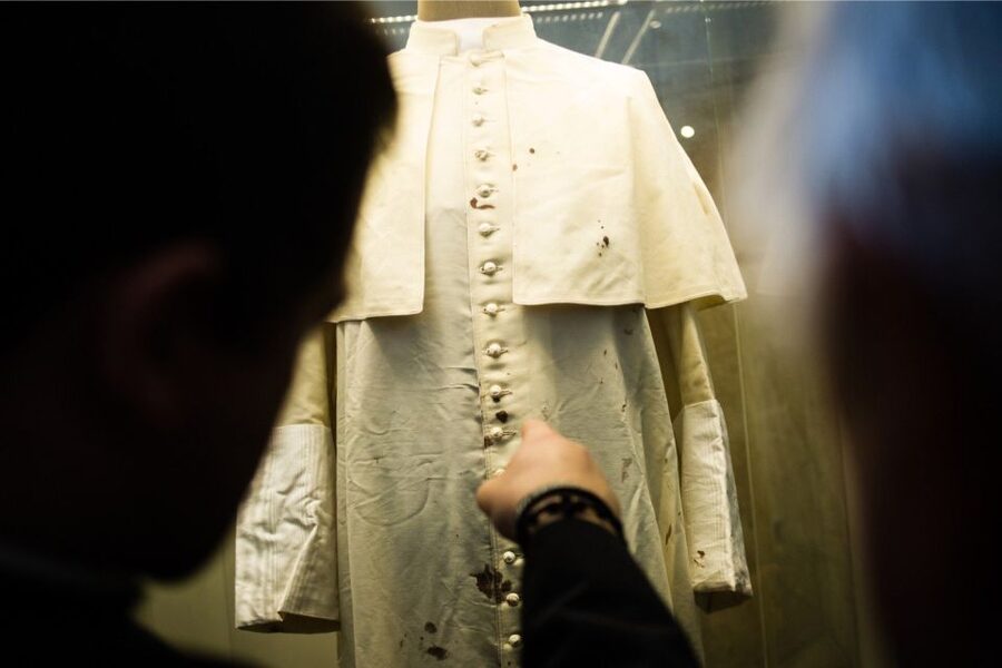 Krakow: Pope John Paul II Guided Tour with Home & Sanctuary - Key points at a glance