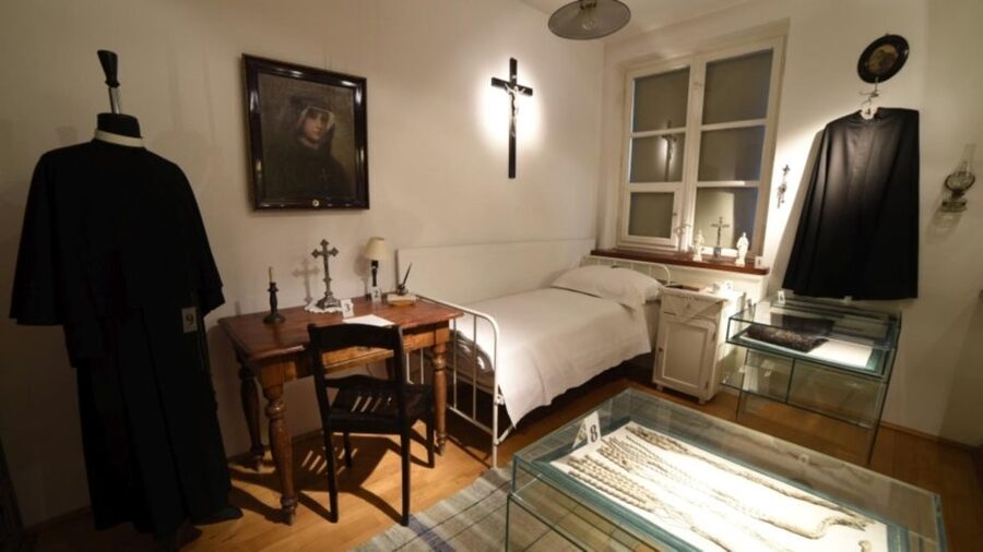 Krakow: Pope John Paul II Guided Tour with Home & Sanctuary - Divine Mercy Sanctuary and Saint Faustina’s room