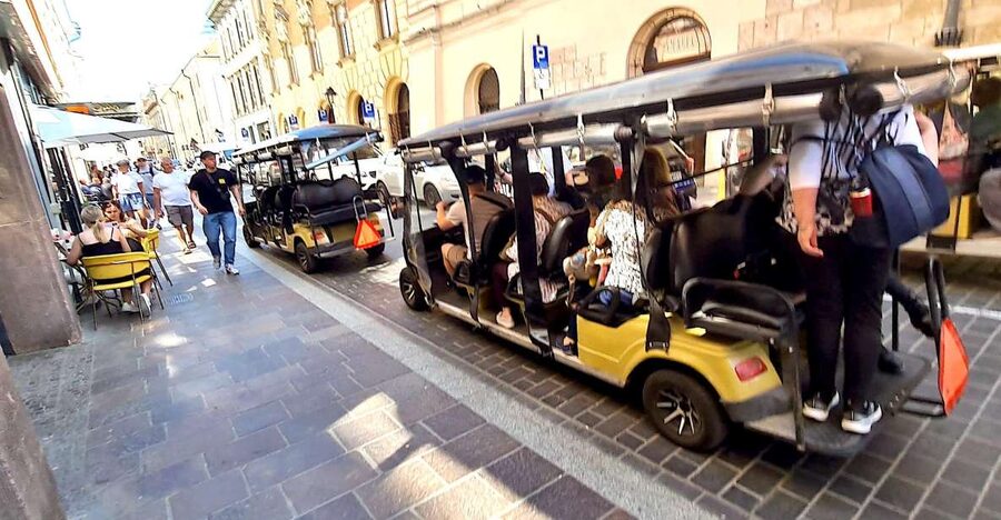Krakow: Private Panoramic Tour by Golf Cart with Audio Guide - Why a golf cart works well in Krakow