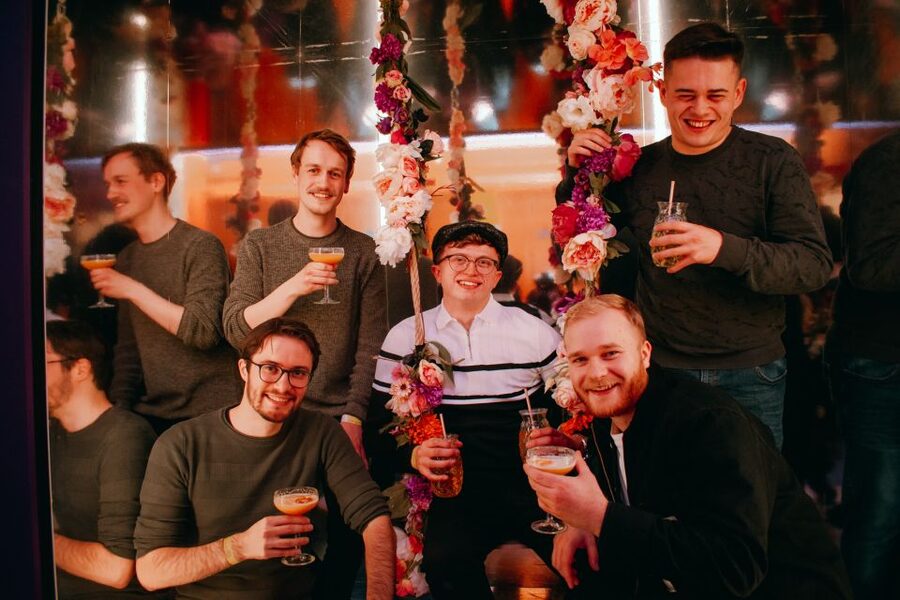 Krakow: Pub, Bar & Club Crawl - The first bar: one hour of drinks and games