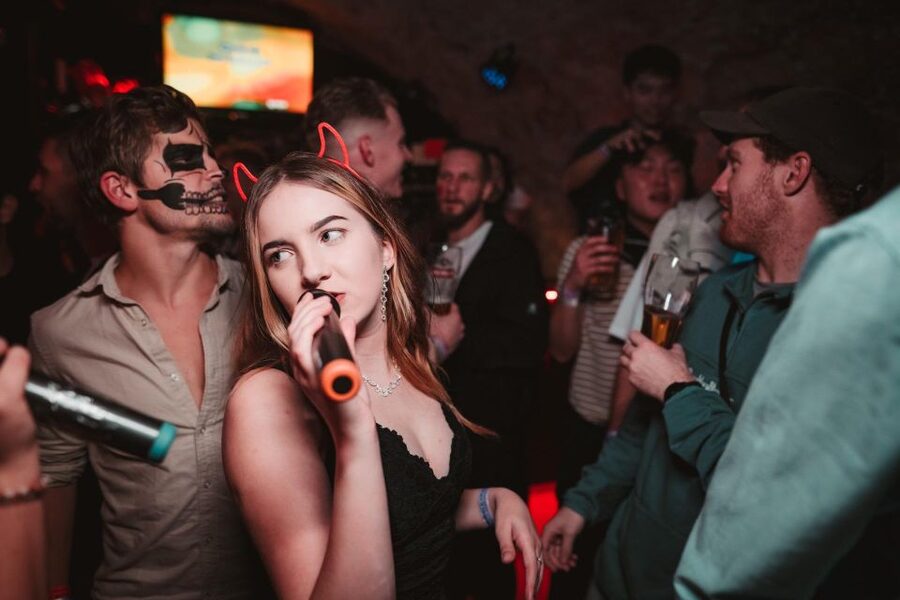 Krakow: Pub Crawl with 1 Hour of Unlimited Alcoholic Drinks - VIP entry and the 3 AM finish