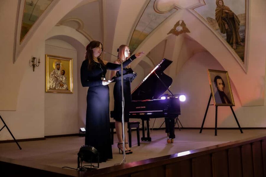 Kraków: Romantic Candlelight Chopin Piano Concert - Entering a 17th-century Bernardine church