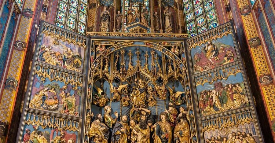 Krakow's Old Town Quick Review & St. Mary's Basilica Visit - Why this short Kraków walk works