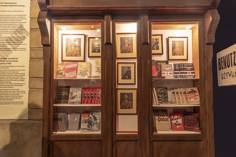 Krakow: Schindler's Factory and Jewish Ghetto Guided Tour - The museum’s narrow rooms and audio equipment